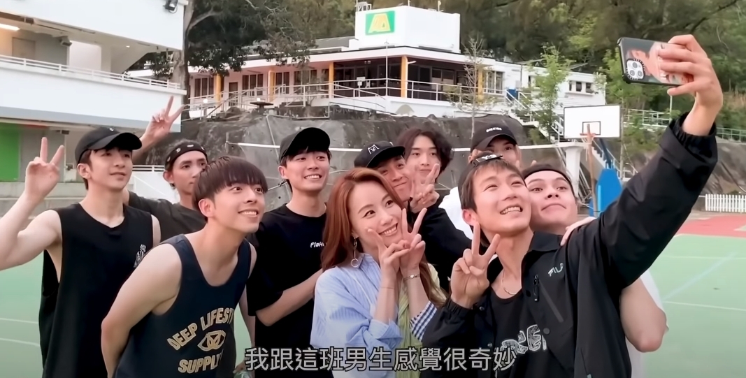 眼見Stephy和MIRROR相處融洽,繼而就引發網民的推測:「我有預感Stephy會同Mirror其中一個撻著」一文在連登討論區成熱門