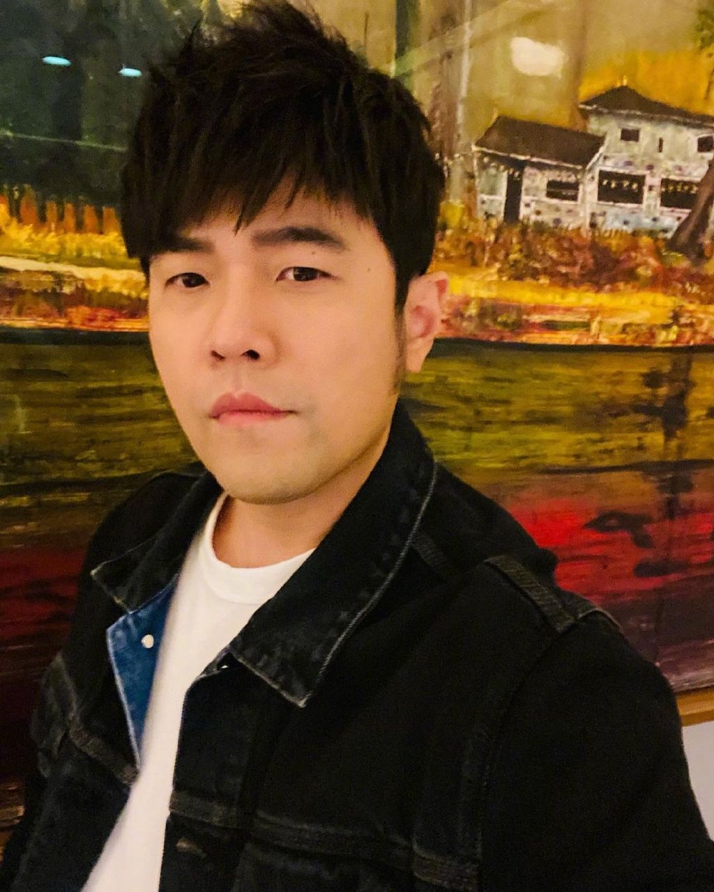 周杰倫被批耍大牌!粉絲送禮遭保鑣粗暴打手