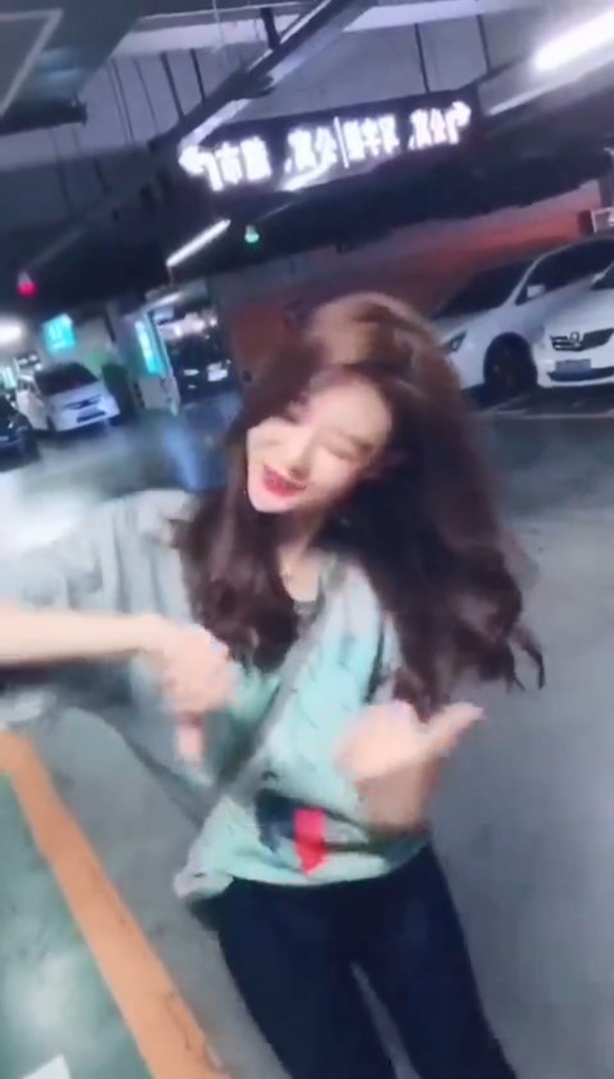 還掀起了「Gucci Prada」的熱潮，不少抖音男女都爭相模仿。這位網紅名為「溫婉」，在抖音上坐擁一千萬粉絲。