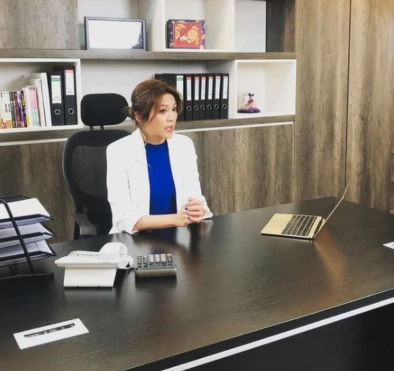 ViuTV中女唔易做｜康子妮離婚後轉行做保險經紀，一個月就成為公司Top Sales，多年來努力開拓多方面的事業