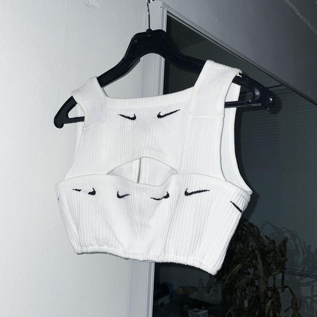 Twice新造型全由絲巾做？盤點韓女星神奇打歌服，Blackpink頭帶當腰帶/Aespa口罩當上衣