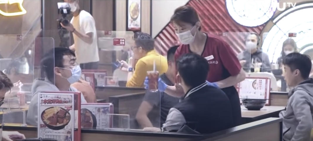 ViuTV中女唔易做｜康子妮穿上譚仔的專屬制服非常有模有樣，更開始學習洗碗、落單、傳菜、做水吧