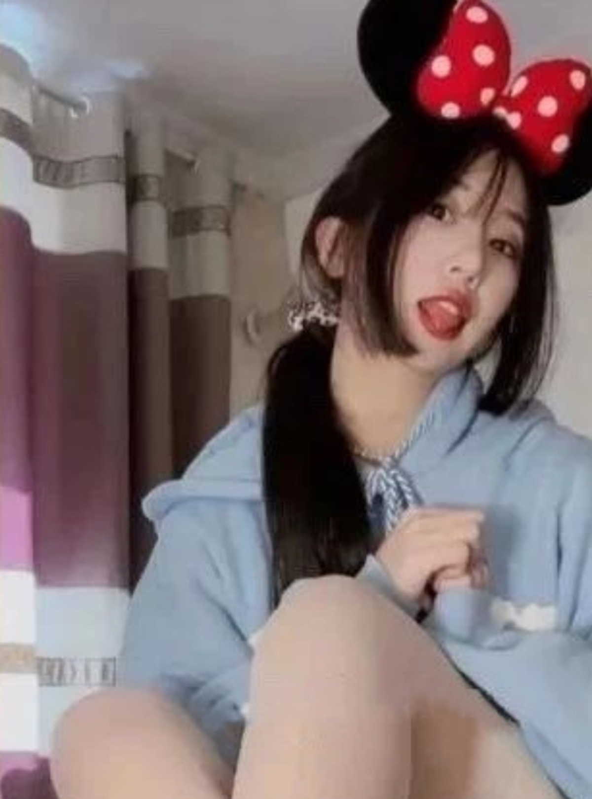 小夢也曾有疑似露過臉,而相中的她也絕對沒有令網民失望,含羞答答和皮膚白皙的她,不但有著一雙大眼睛和高鼻子