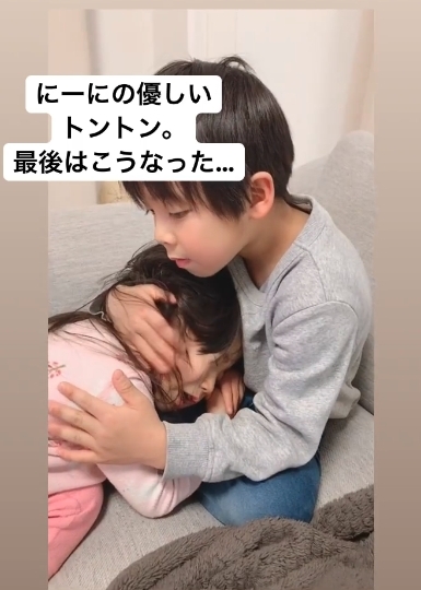 在Hina傷心痛苦的時候,哥哥也會給予安慰和擁抱,還幫他擦眼淚,一邊摸摸頭一邊呵護著她