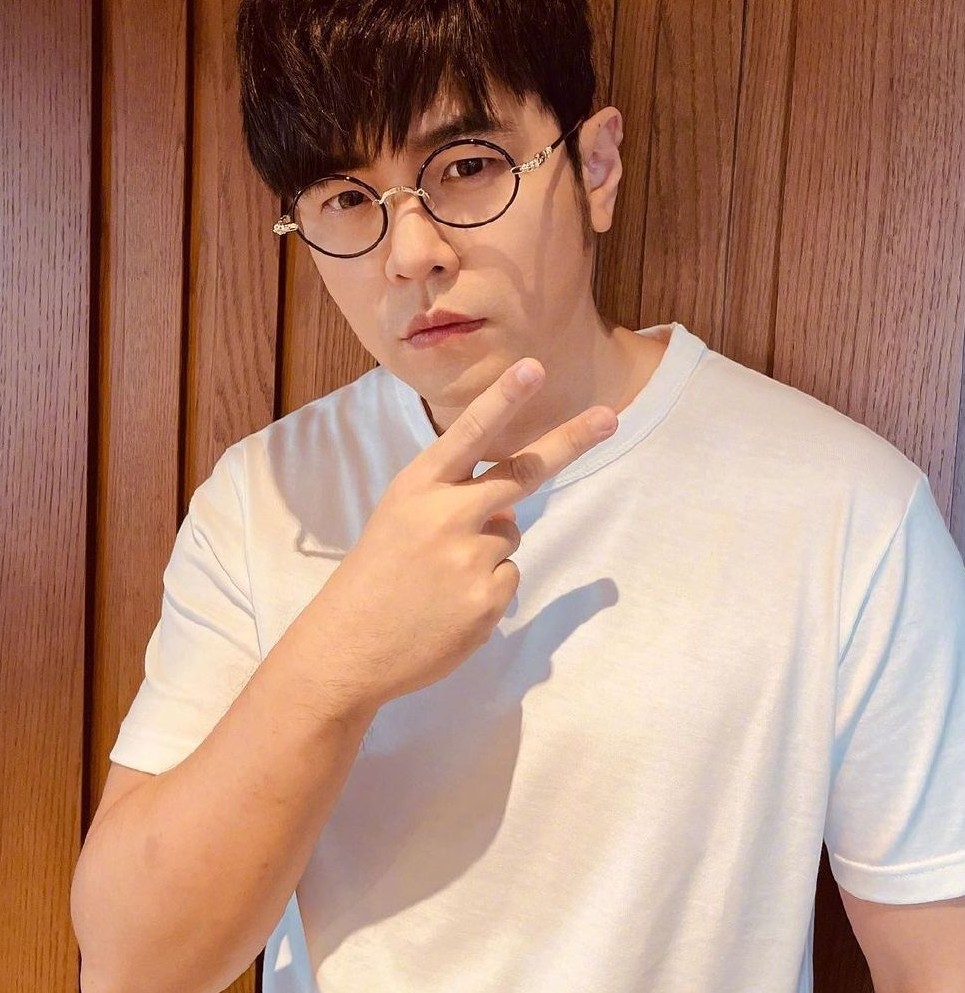 周杰倫被批耍大牌!粉絲送禮遭保鑣粗暴打手