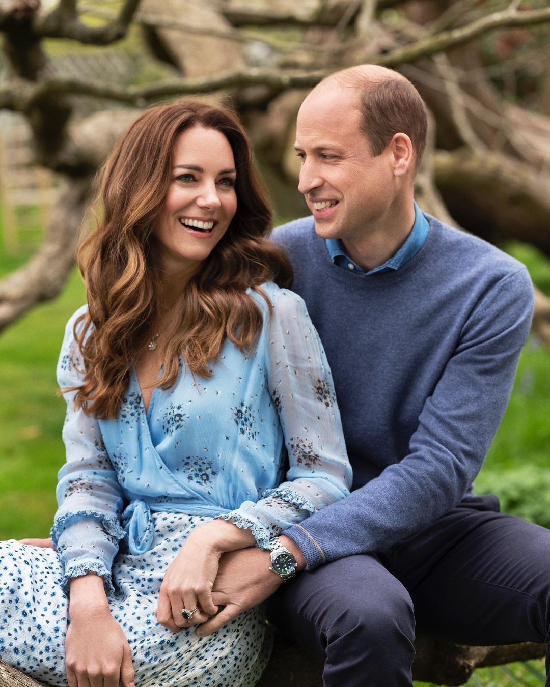 近日兩位被外界屢傳不和的皇室成員凱特(Kate Middleton)、梅根就幾乎同期推出新攝影集及新書,由凱特策劃出版的攝影集《Hold Still》