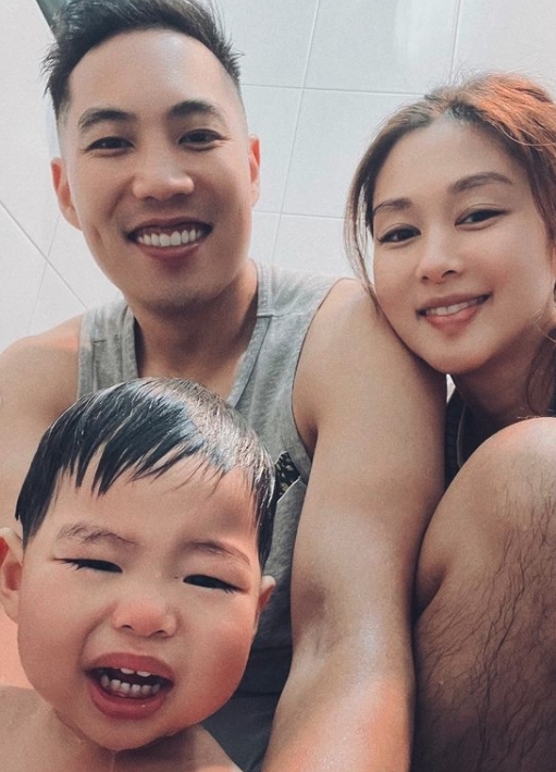岑麗香自和老公結婚誕下2子後就過著甜蜜幸福的生活,她在父親節就曬出家庭照。除了剛出生的「小腰果」