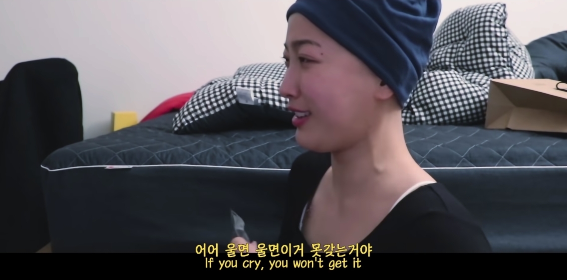 Dawn 與 MINGUN 的甜蜜互動一直看在觀眾的眼內,有次在 Dawn 剃髮的影片中,看著自己的頭髮一束束掉下,再堅強的她還是忍不住淚水。