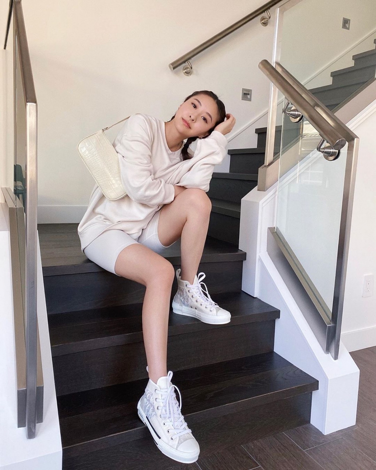 陳瀅亦是富貴的女藝人,她早前獨自搬入價值3千萬港幣的九龍豪宅,不時都大曬家中的長樓梯和華麗裝潢。