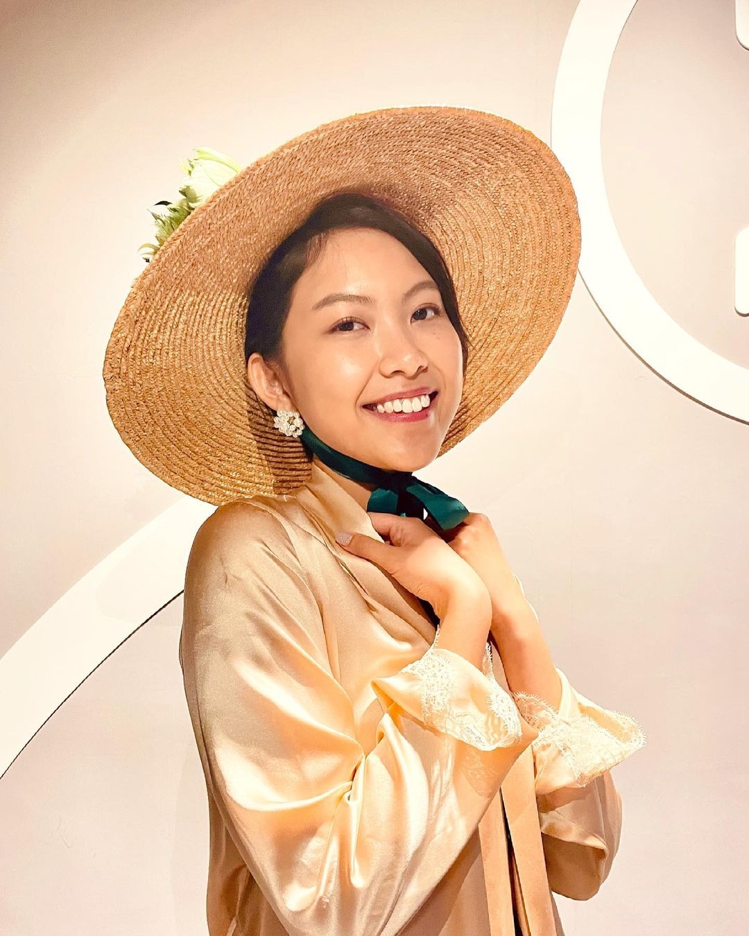 《造美人》開播以來已經以各位女參賽者的八卦小圈子熱話做賣點，忠實觀眾亦能夠輕易分辨哪一位參賽者在整個節目中最不受歡迎！ Semi在節目一開首已經以高人一等的女神姿態登場， 不但經常被鏡頭捕捉到黑面、反白眼的畫面，