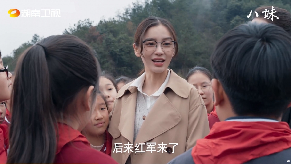 Angelababy 飾演一位合唱團老師,以一個超斯文有禮的造型現身,紮起馬尾並戴起眼鏡,散發著氣質