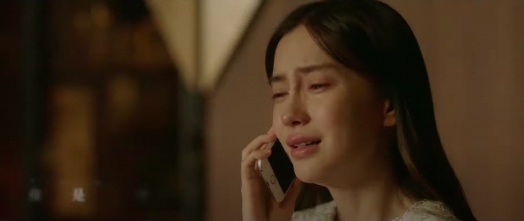 有網民卻留意到 Angelababy 的「微笑唇」,明明是悲慘的哭戲場面