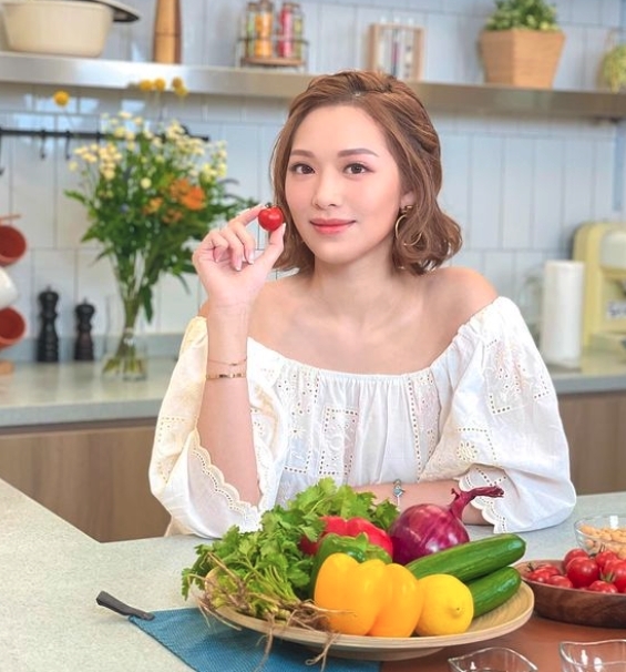 馮盈盈家住豪宅又滿身名牌,但原來她私下慳家!爆料她在片場打包片場的鮑魚回家,惹來不少閒話,指她行為似師奶又貪小便宜。