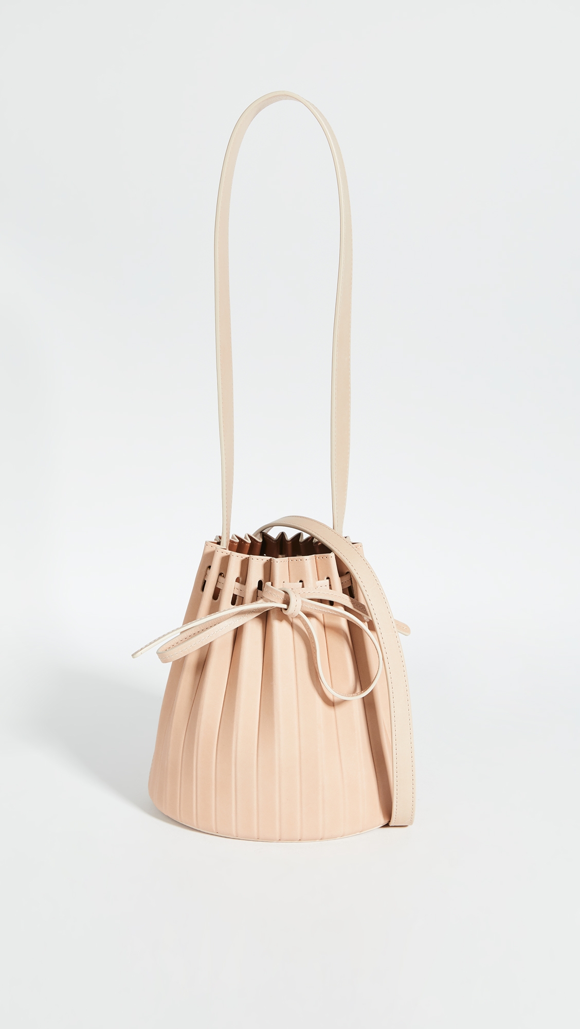 【名牌手袋2021】6款歷久不衰又百搭的「水桶袋」！最平5,400就能入手，網購LV/Loewe/YSL矚目款