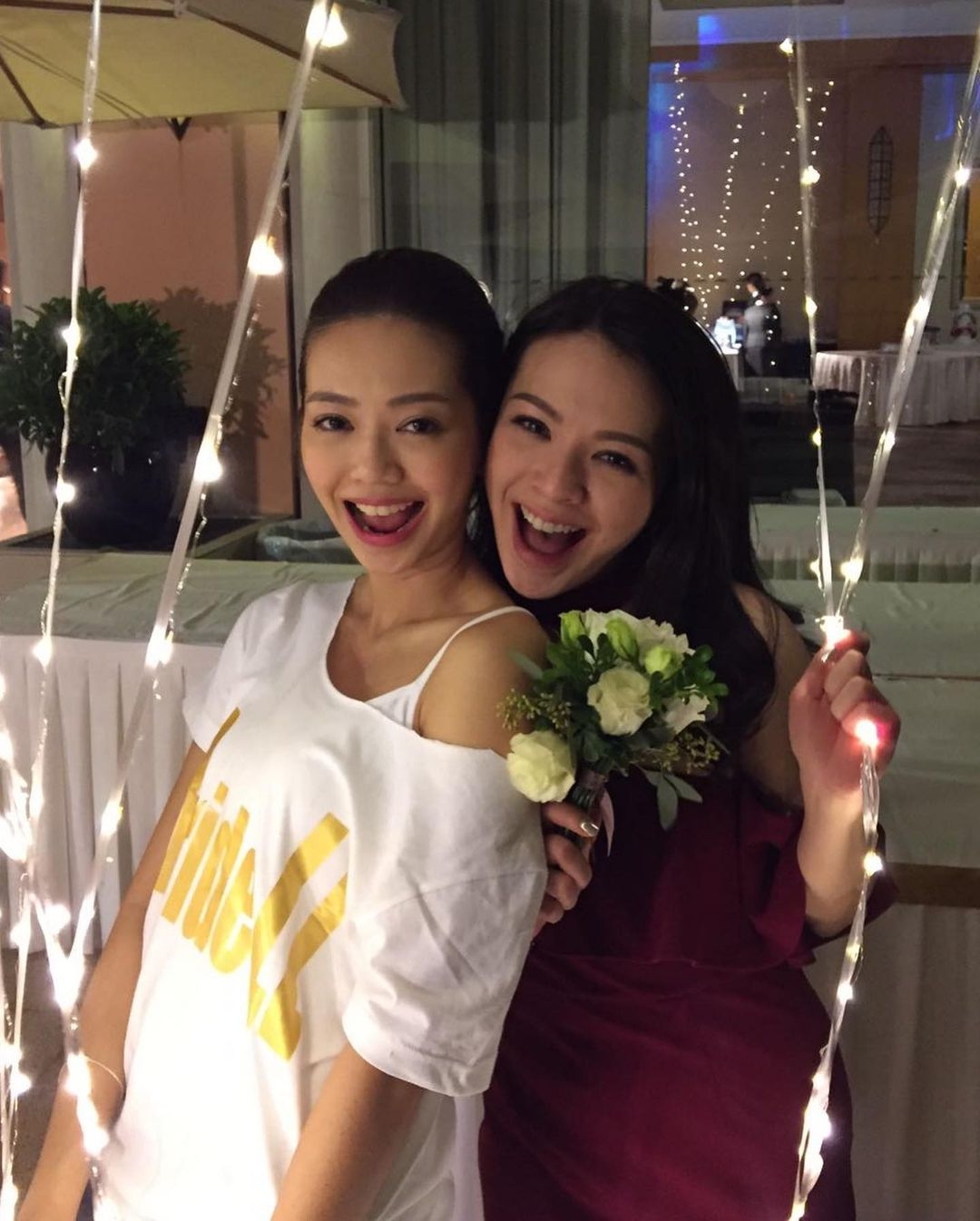 混血藝人童年照|JW 曾在社交平台 IG 分享過家庭相,當中可看到媽媽及姐姐同樣也是美人胚子