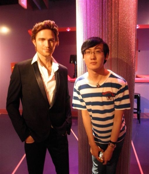 蛇精男劉梓晨曾甫出13歲時的舊照,戴著細框眼鏡的他,雙眼看起來較細小,沒有了招牌尖下巴