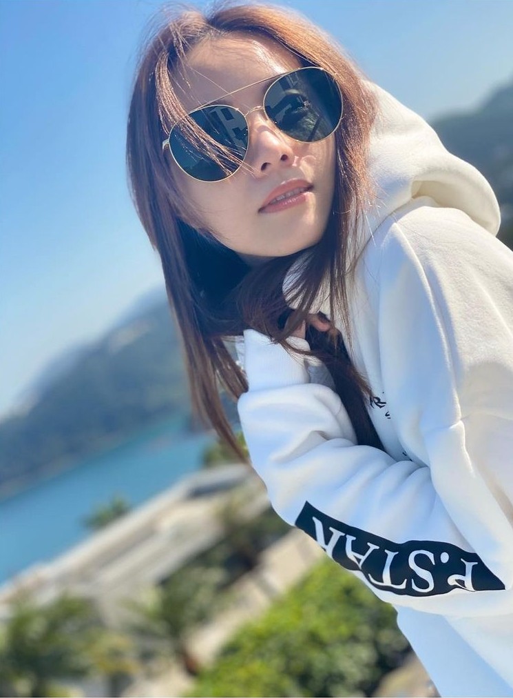 Stephy更常常穿著王子旗下品牌 PRINCESTAR 的衣服為男友賣廣告,甜蜜互動通通看在粉絲眼內!