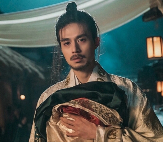 李棟旭的「王子」臉蛋不適合中性的打扮,剛強的造型才襯托出他的魅力。不過也有網民指他的中分髮型已經看膩