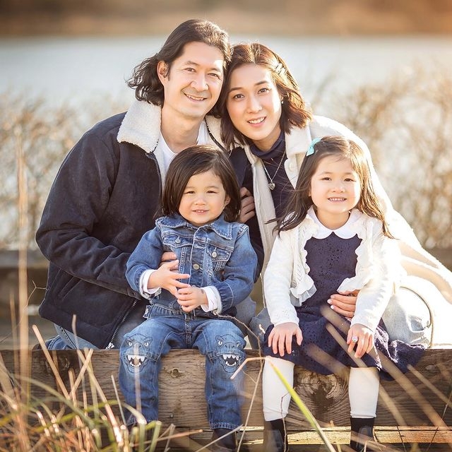 鍾嘉欣在19歲時當選「華姐」走紅,。她在2018年解約TVB婚後專心相夫教子