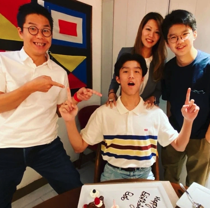 康子妮當年與林曉峰婚後為了與另一半分擔，供兒子讀書，於是決定身兼多職賺錢。