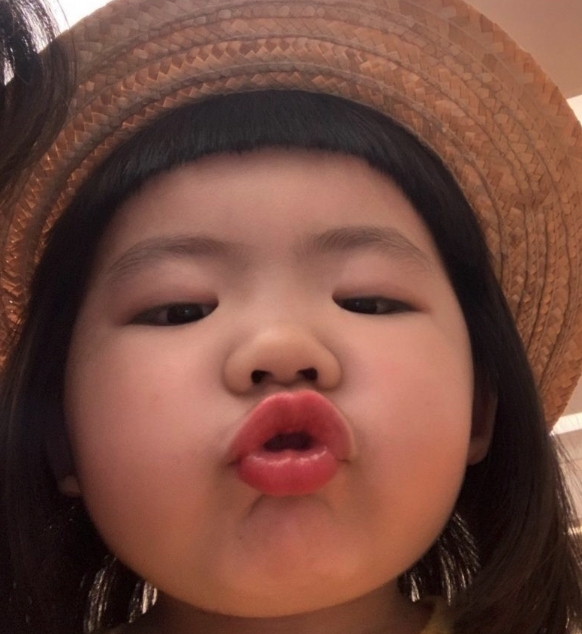 臉圓圓的Lucy一張戴草帽的低炒自拍照,也和小丸子大撞樣