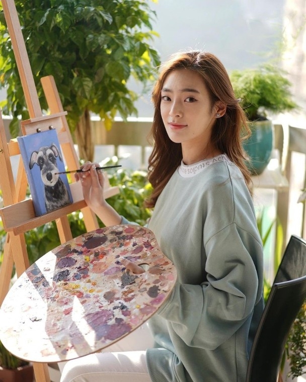 上屆港姐亞軍陳楨怡家底也被傳十分豐厚,她家住值半億跑馬地半山豪宅。在IG上不時會大曬周遊列國的富貴生活照和名牌手袋及飾物