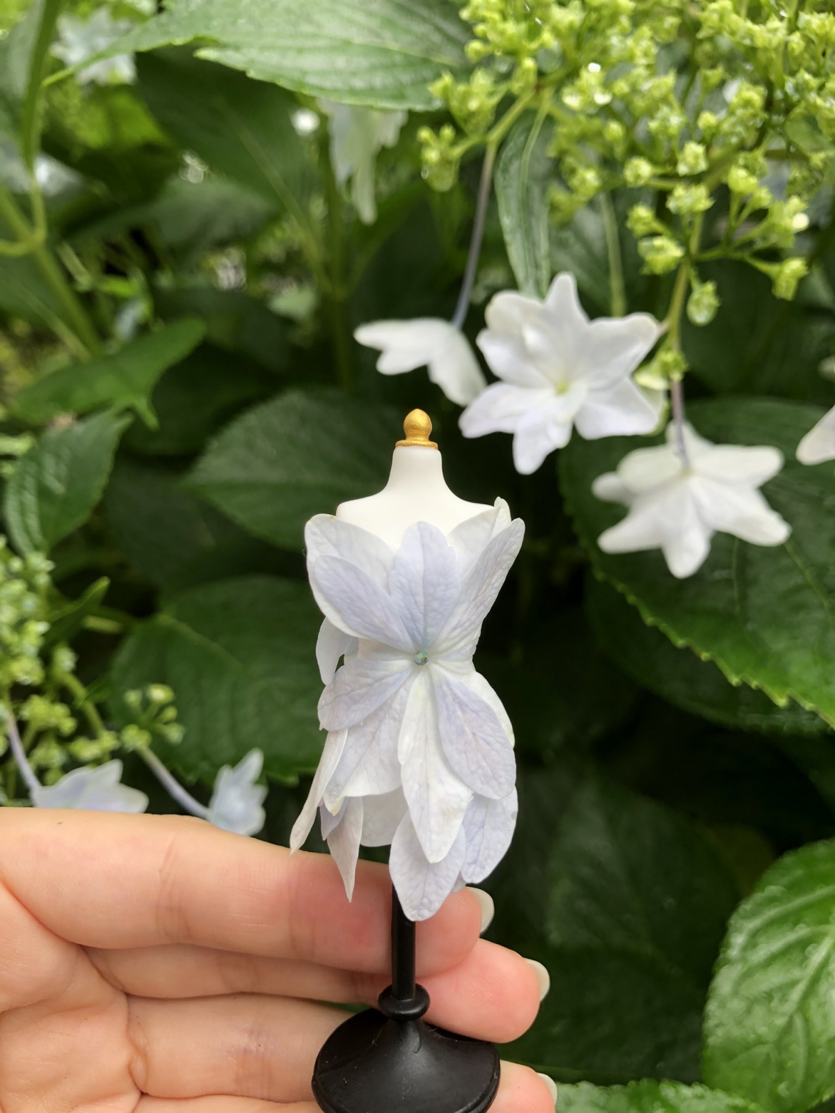 日本近日一位手工了得的達人,因自小就迷上了仙子的童話,所以就決定用花瓣來手製不同的迷你禮服裙子!