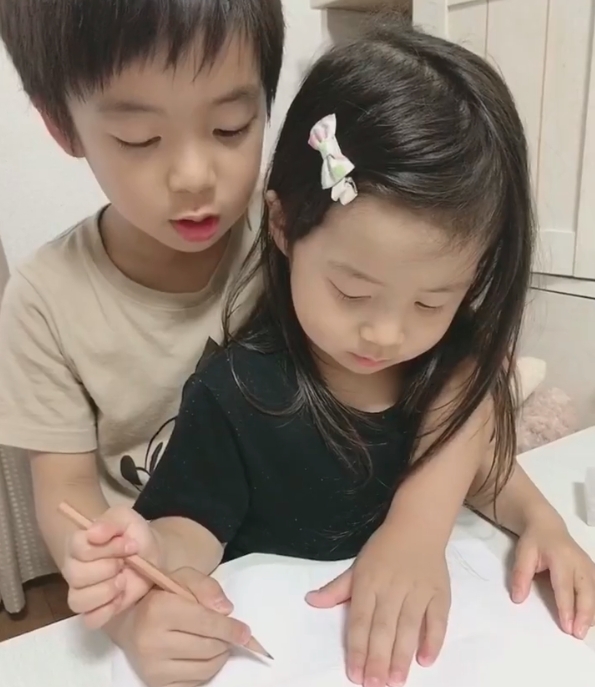 長大後,哥哥就充當者一個好榜樣,開始教她洗手和做功課等等