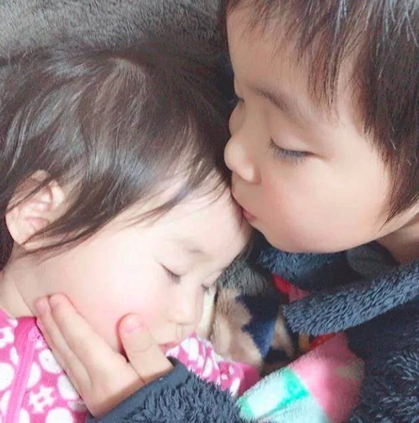年紀輕輕的他已經有當哥哥的責任心,剛出生幾天哥哥就每天圍在她的身邊,抱著她還看她睡覺的模樣