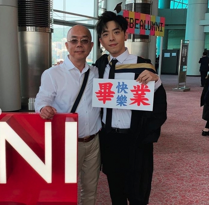 一向都十分愛家人的Edan,在父親節大爆了自己的笑料!他直言自己少和爸爸合照