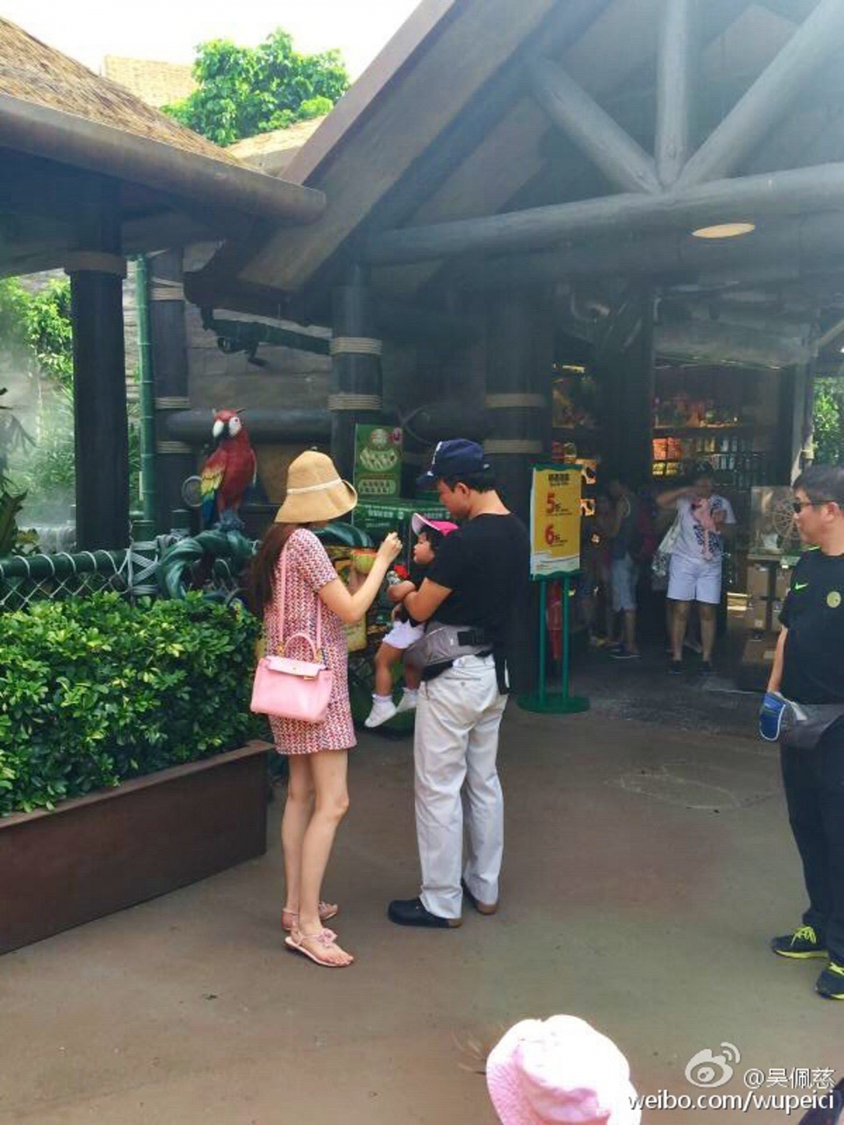 吳佩慈曾被媒體捕捉到當時帶著未夠一歲的女兒「小蕊蕊」與兩名友人出外