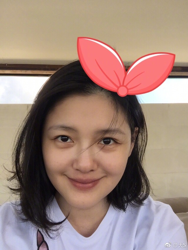 大S在自己的美容書中更曾經說過，為了好好保護自己的秀髮，不但不許別人搭膊頭，而且就連安全帶也不可以碰到她的一絲秀髮！