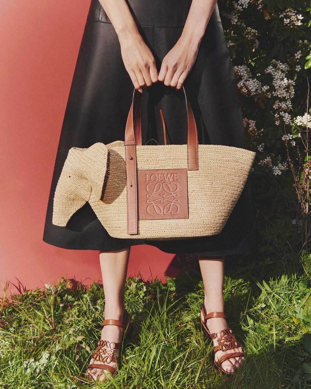 【名牌手袋2021】Loewe推超可愛「小象草藤袋」，盤點6款動物造型手袋