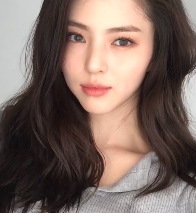 韓國女演員韓韶禧因一副美若天仙的狐狸面相,被封為「國民小三」!近日一位與她大撞臉的素人模特兒車珠英(차주영)