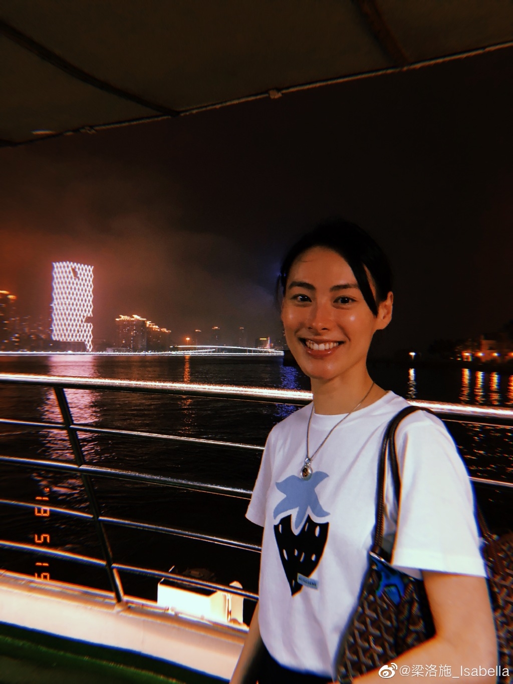 當大家都以為梁洛施能夠母憑子貴地嫁入豪門時, Isabella 2011年卻突然對外宣布與李澤楷世紀分手,當時一度傳出有第三者界入戀情,更傳出 Isabella 收下了李澤楷五億分手費之說法,結束短短三年的童話式愛情!