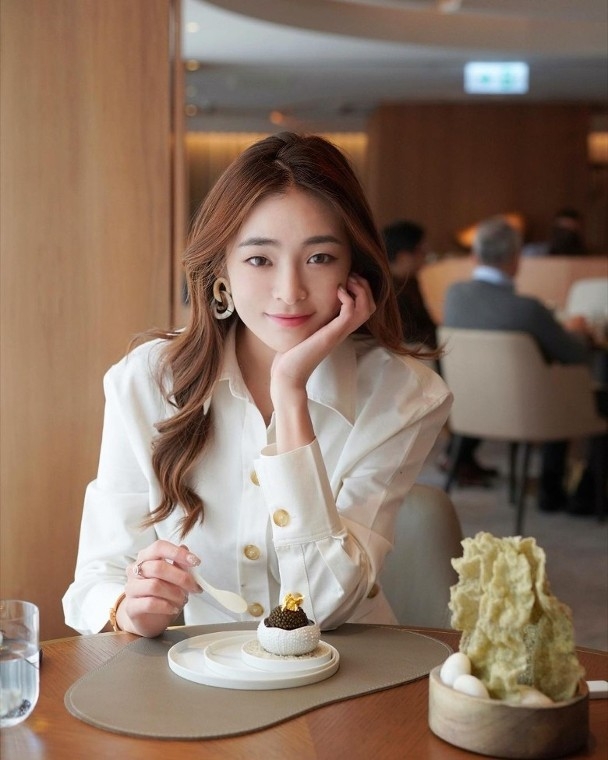 上屆港姐亞軍陳楨怡家底也被傳十分豐厚,她家住值半億跑馬地半山豪宅。在IG上不時會大曬周遊列國的富貴生活照和名牌手袋及飾物