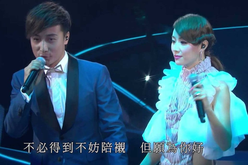 鄧麗欣(Stephy) 是以歌手出身,當年2007年一首大熱歌曲「電燈膽」卻被指現場獻唱明顯大走音