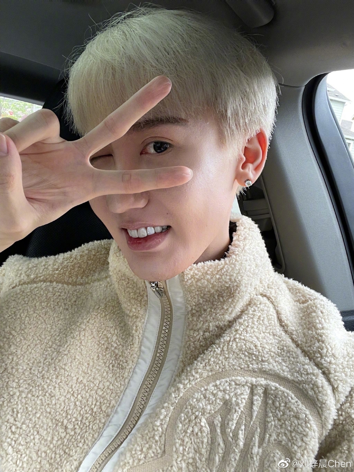 不少網民都把焦點放在蛇精男劉梓晨的樣子上,因為他罕有的沒開美顏功能拍片