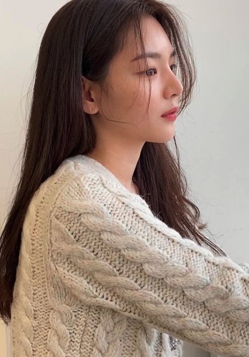 車珠英的臉蛋也有著清澈俐落的感覺,五官分明氣質不凡,絕對是一位漂亮的女生!她的牛奶膚質也光滑無瑕,