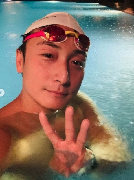 麥明詩除了獲網民大讚，更引來游水健將方力申（Alex）的留言：「要上技術改進課程嗎」自薦當其游水教練，