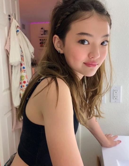 Ella笑容甜美,但是也有著一張厭世臉,完全駕馭到不同的風格