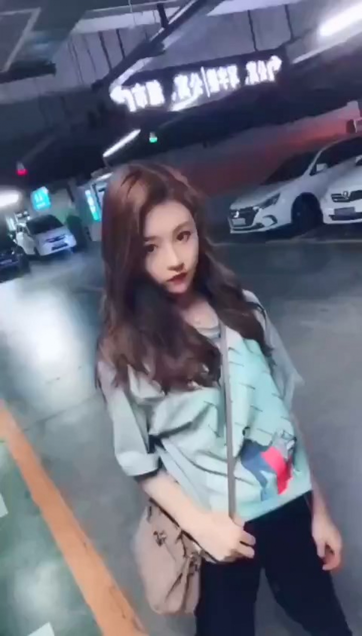 還掀起了「Gucci Prada」的熱潮，不少抖音男女都爭相模仿。這位網紅名為「溫婉」