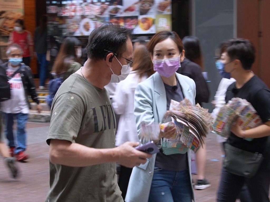 ViuTV中女唔易做｜楊思琦一日體驗兩個工種，先在街上為眼鏡店派傳單，即使她落力自製宣傳牌