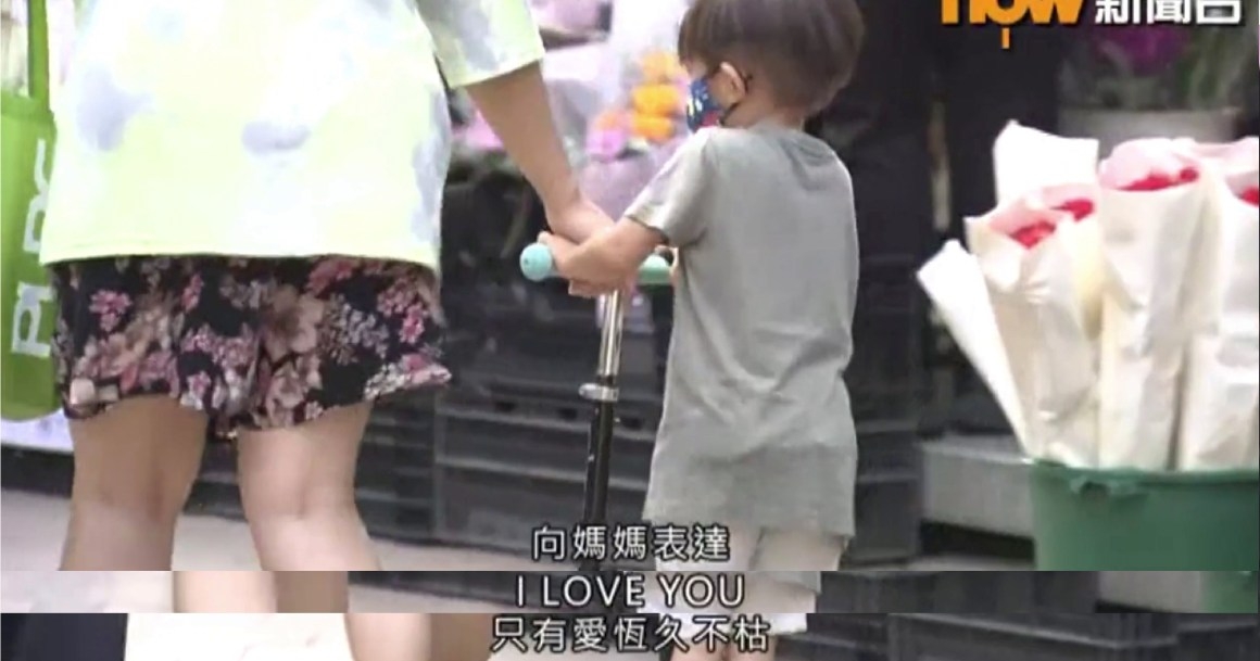 主播張福軒也生鬼的半唱半讀了姜濤的歌曲《蒙著嘴說愛你》