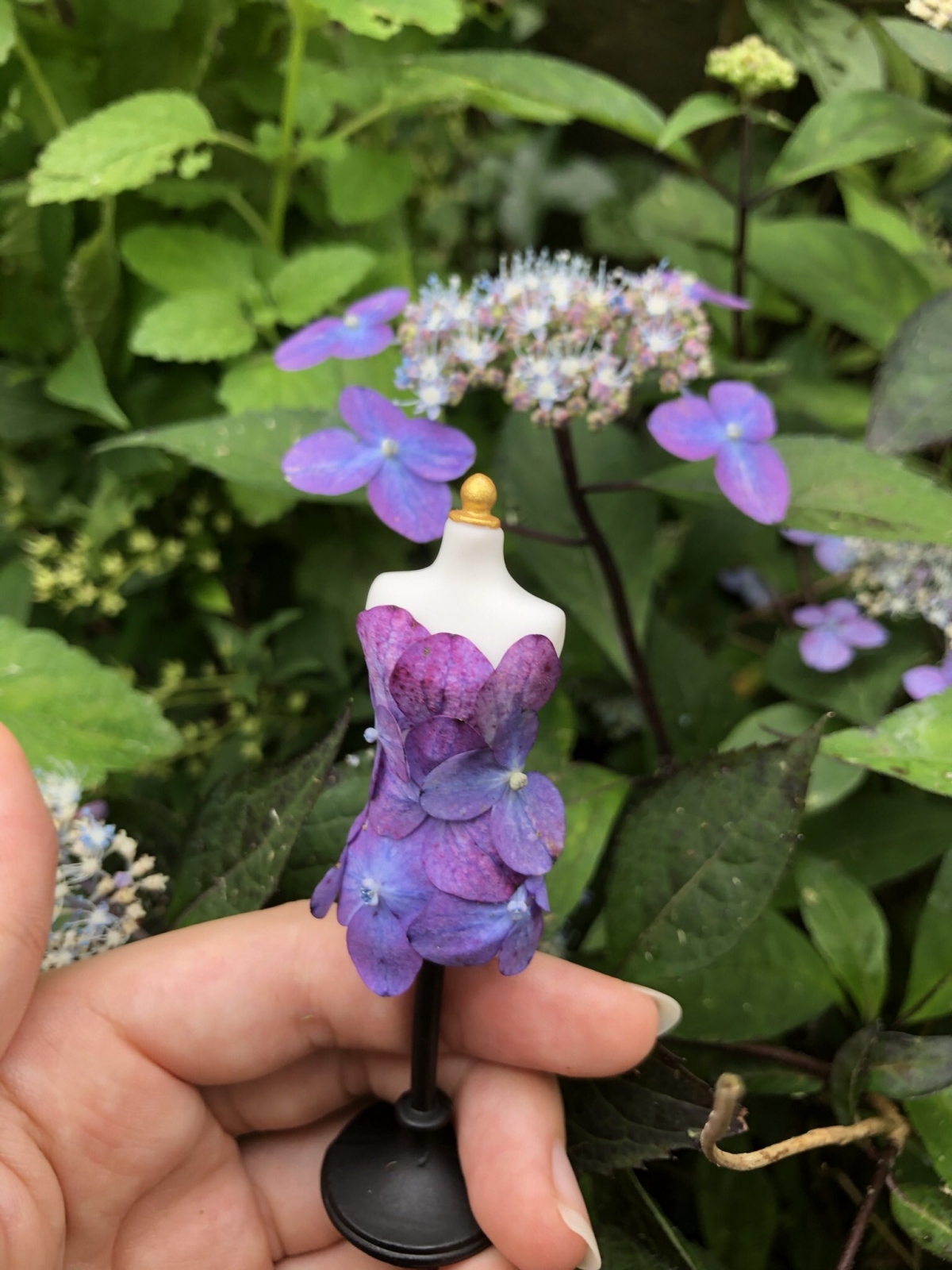 一系列的迷你「仙子花瓣裙」由撿花瓣、設計、剪裁、拼和都是由她一手一腳造出來的