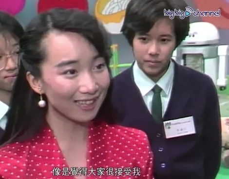 莫文蔚樣貌其實十分美,小時候也是一個會讀書資優生。近日一條她15歲的影片被翻出,當時她代表中學以十大傑出女學生