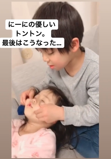 在Hina傷心痛苦的時候,哥哥也會給予安慰和擁抱,還幫他擦眼淚,一邊摸摸頭一邊呵護著她