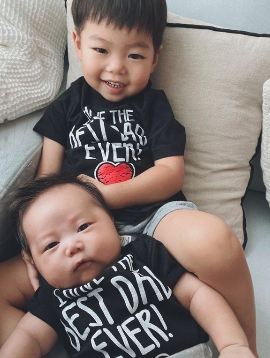 岑麗香自和老公結婚誕下2子後就過著甜蜜幸福的生活,她在父親節就曬出家庭照。除了剛出生的「小腰果」