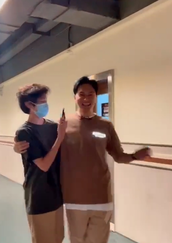 張智霖的14歲兒子Morton一向都被讚盡得爸爸的優良遺傳,越大越帥氣!在父親節,老婆袁詠儀就曬出兒子的近照