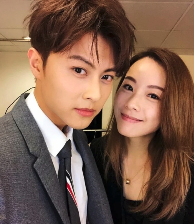 Stephy日前就宣佈與遠距離戀愛的男友王子(邱勝翊)和平分手,而網民都紛紛對於她的戀情做出猜測。